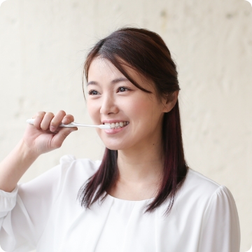 歯磨きをする女性の写真
