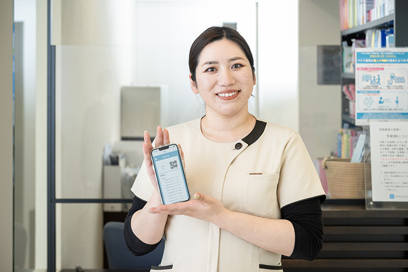 スマホを持ってる人