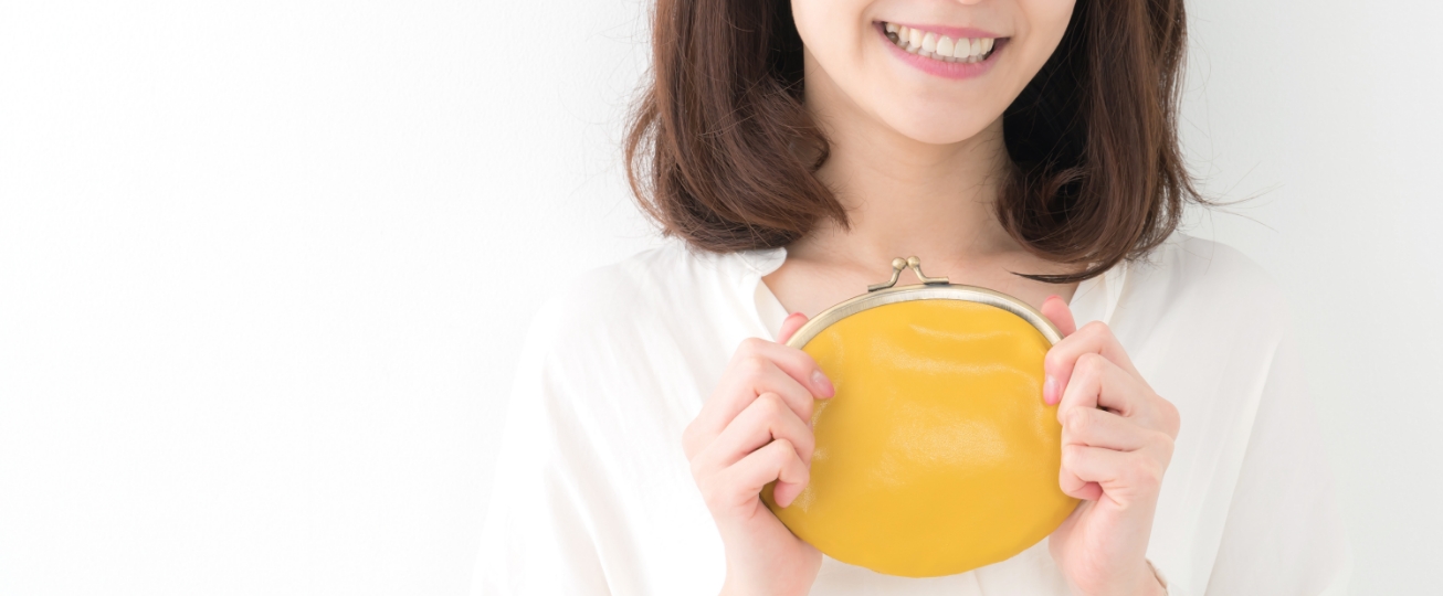 お財布を持って笑っている女性の写真